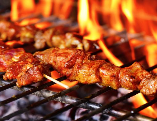 Lebih Bahaya Bakar Sate Kambing Sampai Gosong atau Setengah Matang?