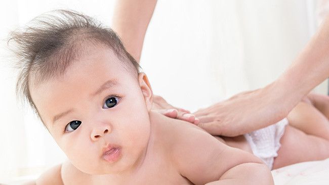 Jalin Bonding dengan Bayi Baru Lahir Lewat Pijatan