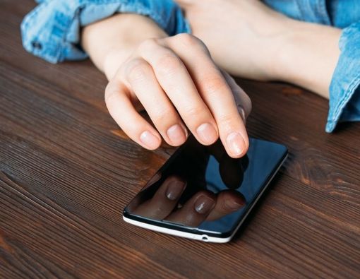 Bolehkah Orangtua Mengecek Isi Ponsel Remaja? Ini Kata Psikolog