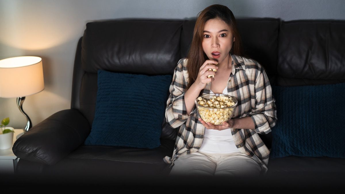 Iritasi saat Binge Watching, Bolehkah Pakai Obat Tetes Mata?