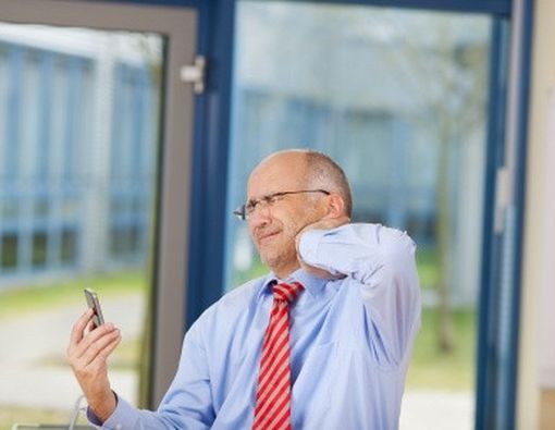 Awas Cedera Leher Karena Keseringan Nunduk Lihat Handphone 