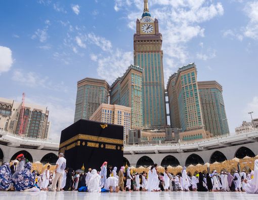 6 Bahaya Tidak Pakai Alas Kaki Saat Ibadah Haji