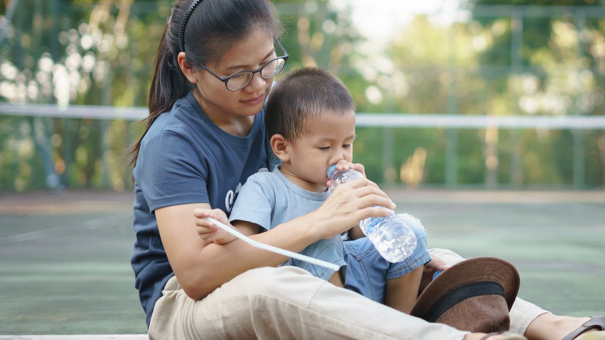 4 Keunggulan Air Bebas Mineral untuk Si Kecil