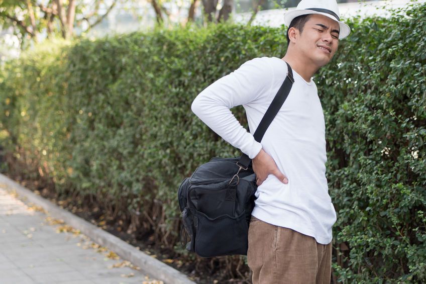 Gendong Tas Terlalu Berat Bikin Nyeri Punggung?
