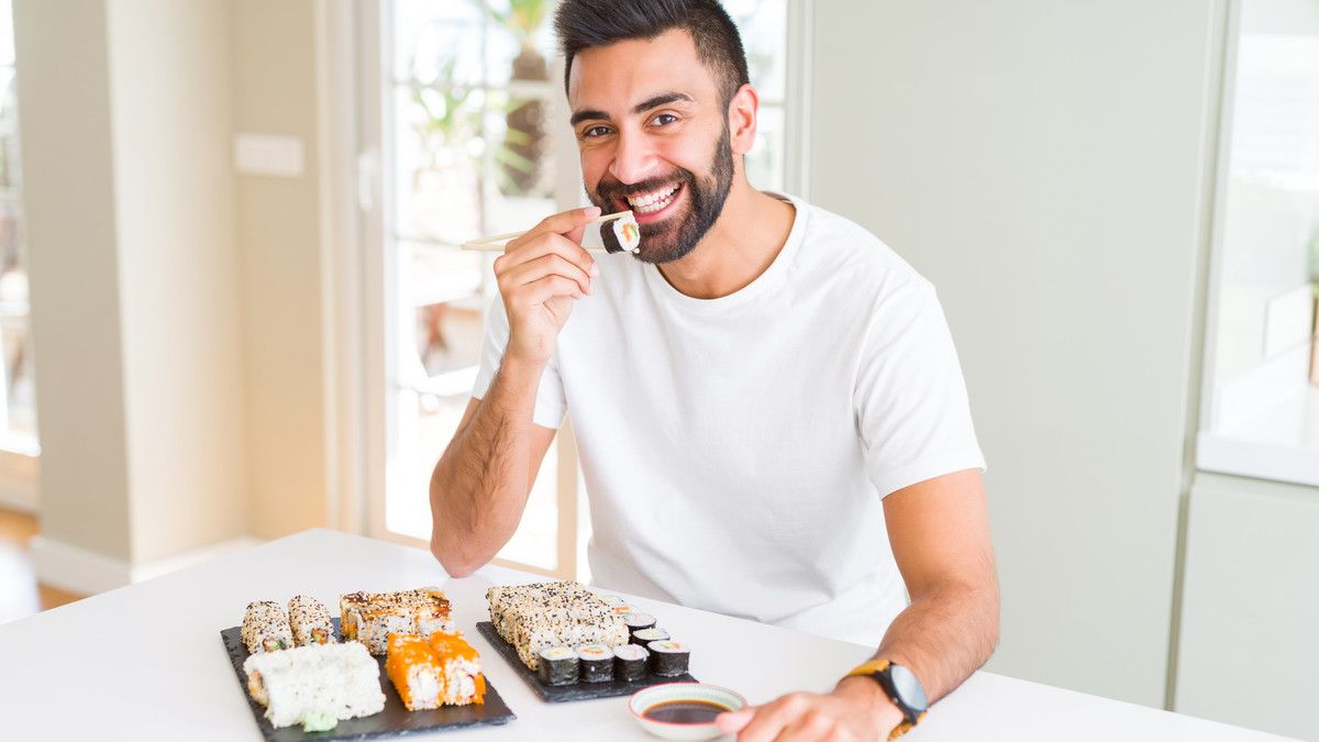 6 Tips Konsumsi Sushi agar Tetap Aman bagi Kesehatan