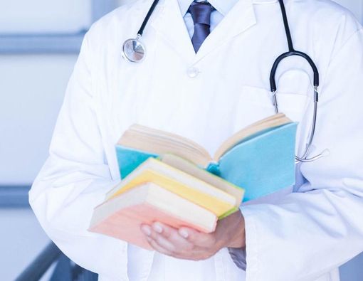 Di Balik Sosok Dokter Penyambung Lidah Tenaga Medis