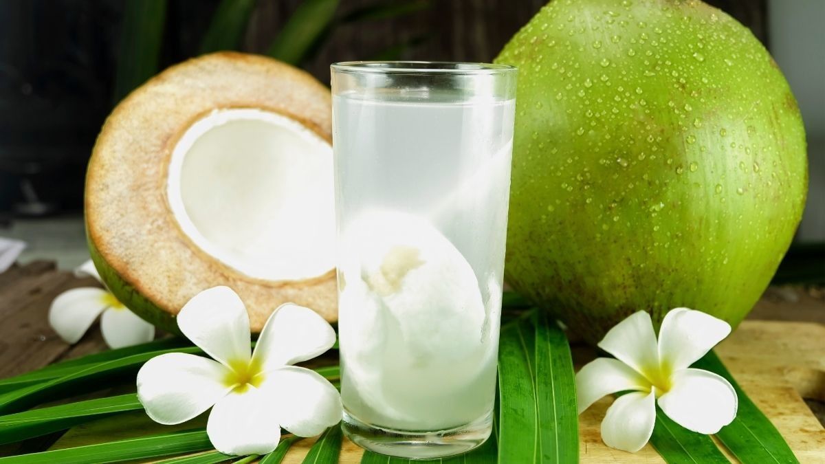 Benarkah Air Kelapa Bisa Sembuhkan Keracunan Makanan?