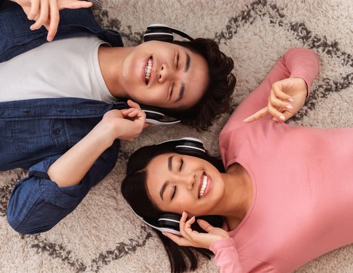 15 Lagu yang Cocok Menemani Suasana Intim Bersama Pasangan