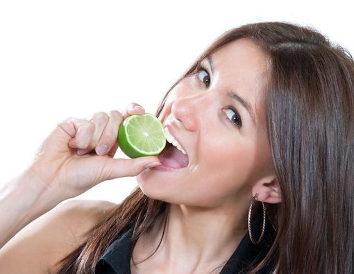 Memutihkan Gigi dengan Buah Jeruk