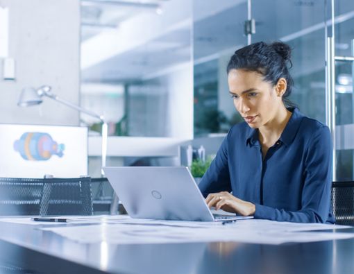 Efek Menatap Layar Laptop Terlalu Lama bagi Kesehatan Mata