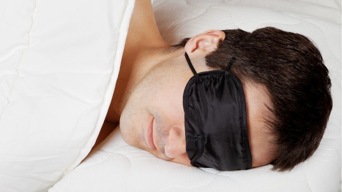 Manfaat Pakai Penutup Mata Saat Tidur