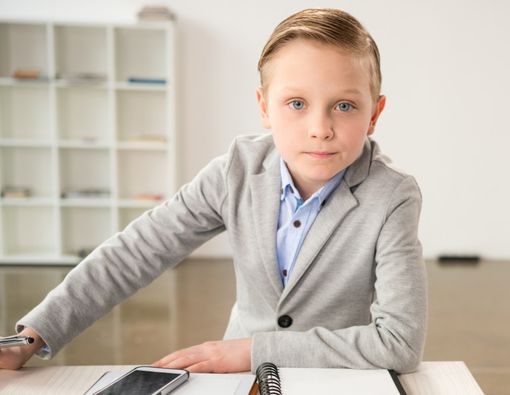 Bahaya Mengasuh Anak dengan Memaksa untuk Dewasa Sebelum Waktunya