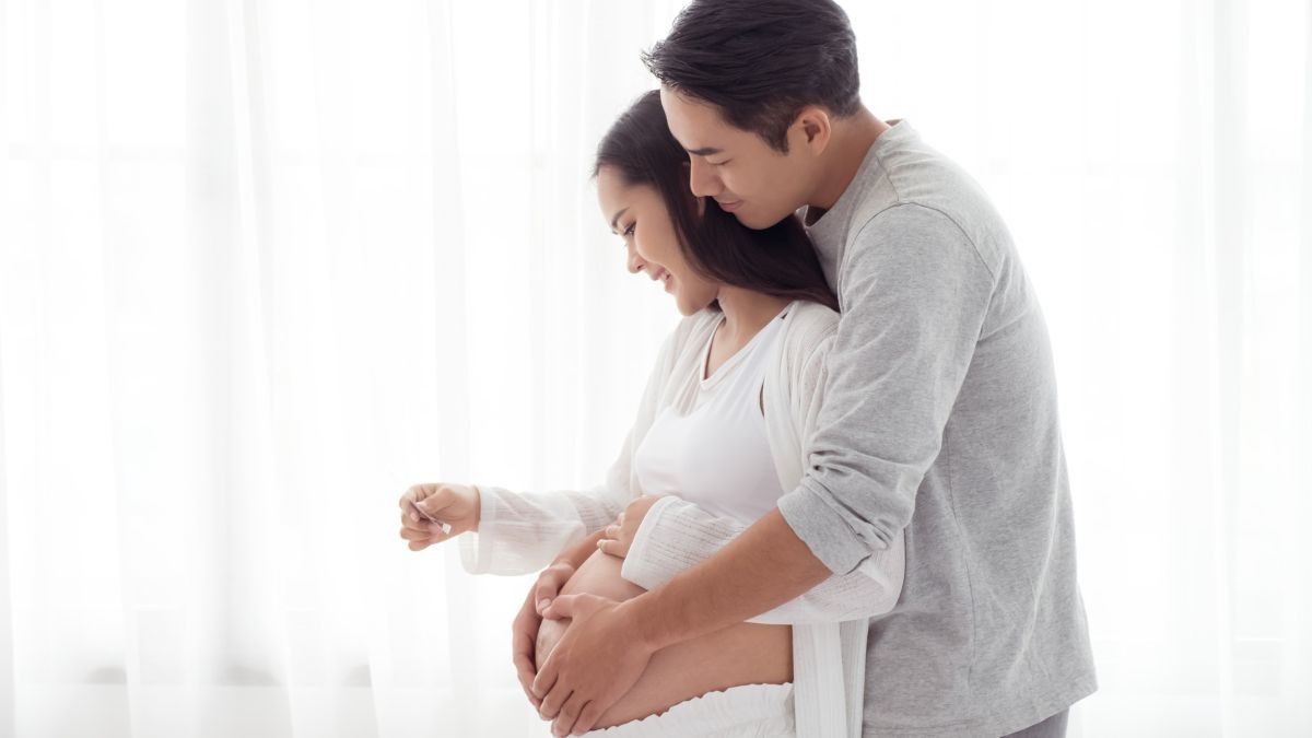 Ternyata, Ini Manfaat Suami Mengelus Perut Ibu Hamil!