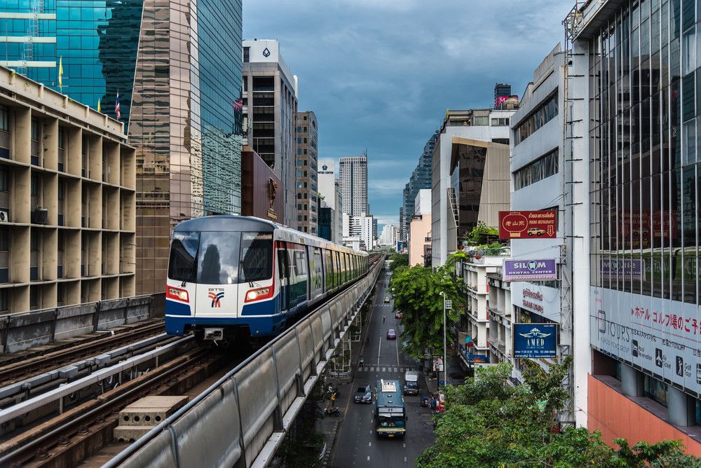 Tips Atasi Fobia Ketinggian Saat Naik MRT