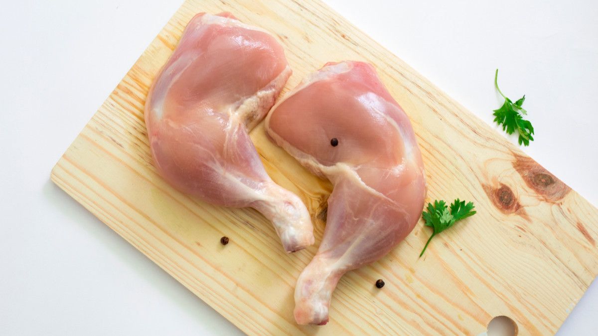 Daging ayam tanpa kulit (ShaikhMeraj/Shutterstock)