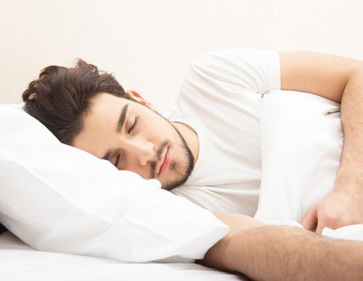 Posisi Tidur Terbaik agar Bebas Dengkur