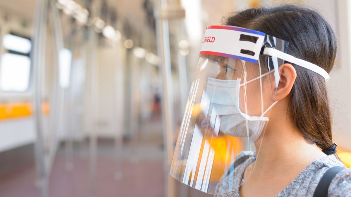 Penumpang Kereta Wajib Pakai Face Shield, Ampuhkah Cegah Virus Corona?