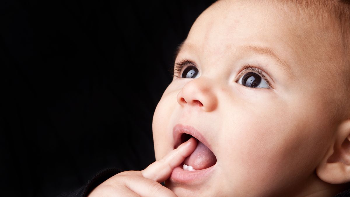 Cara Membersihkan Gigi Bayi yang Kuning