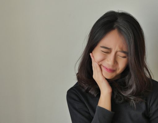 Mengatasi Gusi Bengkak dengan 4 Bahan Alami dari Dapur