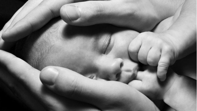 Aturan yang Wajib Anda Tahu Sebelum Menyentuh Bayi