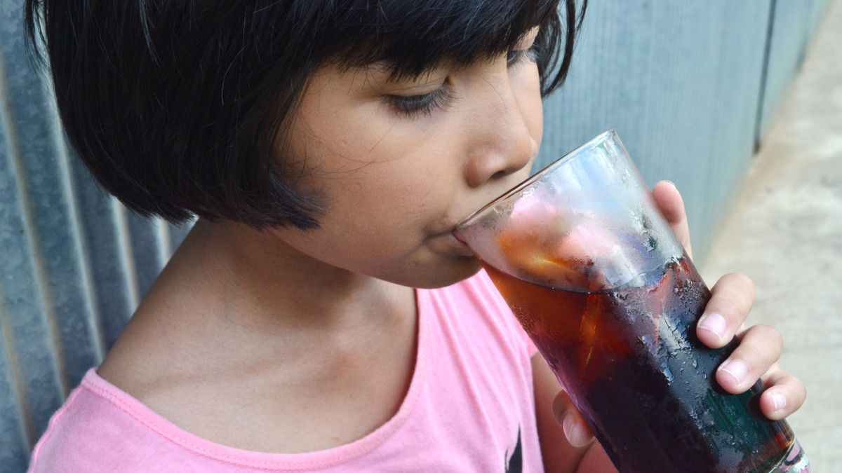 Bahayanya Jika Anak Sering Minum Soda