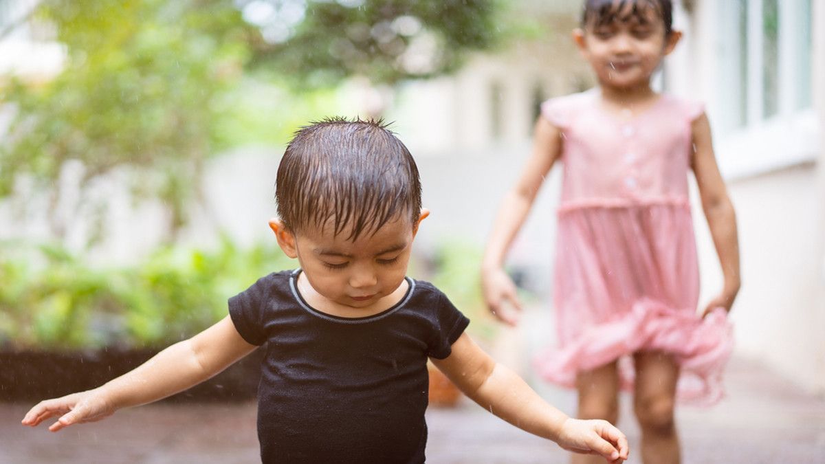 Bolehkah Anak Batita Main Hujan