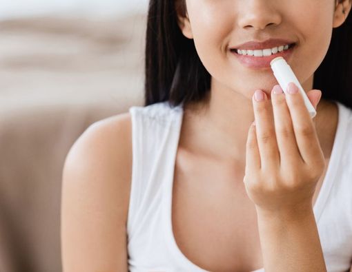 6 Cara Menipiskan Bibir yang Aman Secara Alami dan Medis