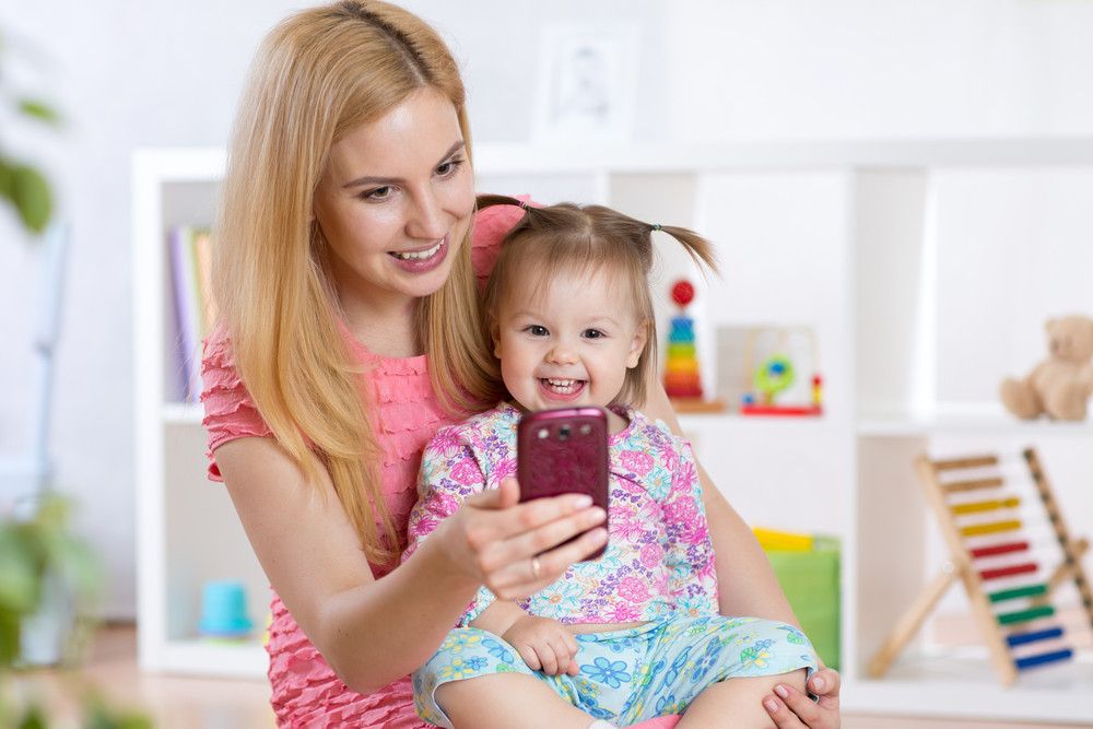 Kenali Bahaya yang Mengintai di Balik Tren Sharenting