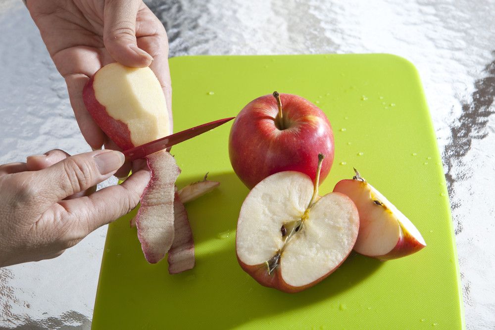 Perlukah Mengupas Buah dan Sayuran Sebelum Dikonsumsi?