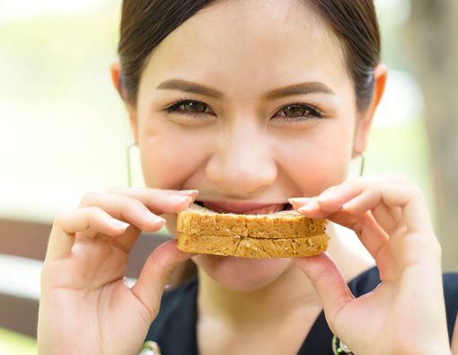 Kebanyakan Konsumsi Makanan Gluten Picu Jerawat, Benarkah?