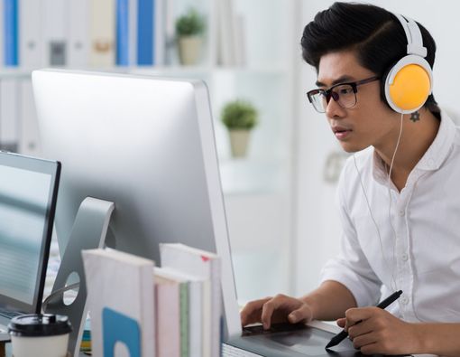 Mendengarkan Musik Saat Bekerja, Apa Saja Manfaatnya?