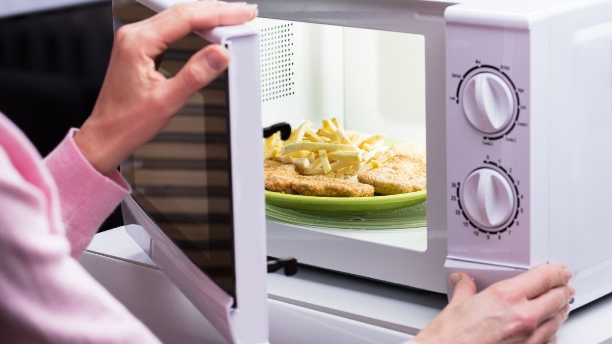 Menghangatkan Makanan dengan Microwave Bisa Sebabkan Kanker, Benarkah?
