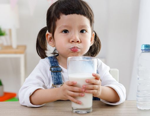 Air Pelarut Susu atau Bubur untuk Si Kecil Harus Bebas Mineral?