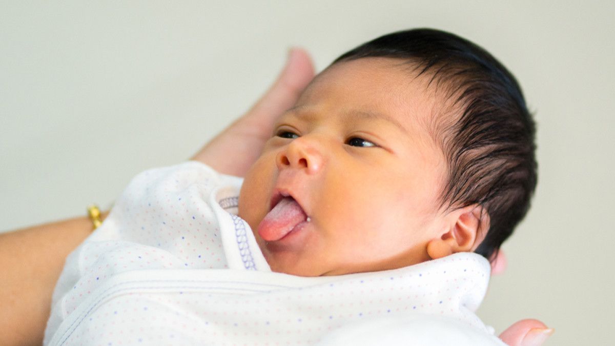 Arti Kesehatan di Balik Kebiasaan Bayi Menjulurkan Lidah