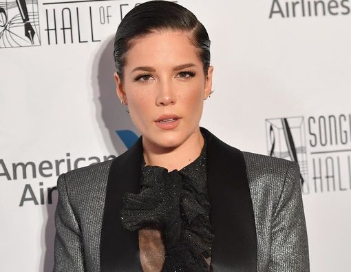 Ikut Demo George Floyd, Penyanyi Halsey Tertembak Peluru Karet!