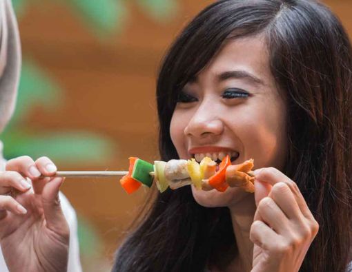 Hindari 6 Pantangan Ini Setelah Pasang Gigi Palsu