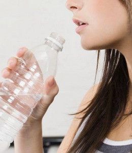 6 Alasan Harus Cukup Minum Air Putih