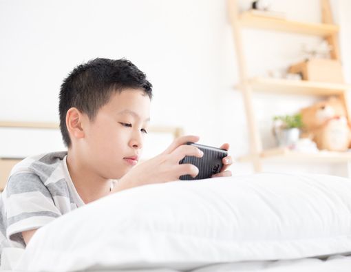 9 Kondisi Ini Rentan Dialami Anak yang Sering Main Gawai