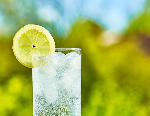 Apakah Sparkling Water Lebih Baik daripada Air Mineral?