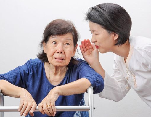 Daftar Penyebab dan Cara Mencegah Gangguan Pendengaran pada Lansia