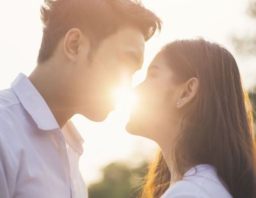 13 Manfaat Ciuman untuk Kesehatan yang Tak Disangka-sangka