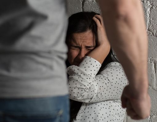 11 Cara Tepat Hadapi Suami Temperamental