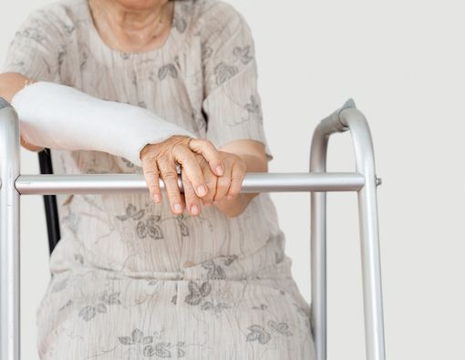 Suplemen Vitamin D dan Kalsium Tak Cegah Lansia Patah Tulang?