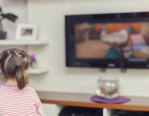 Menaruh TV di Kamar Bisa Picu Obesitas pada Anak