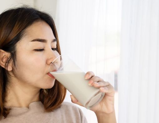Minum Susu Bikin Orang Dewasa Gemuk, Mitos atau Fakta?