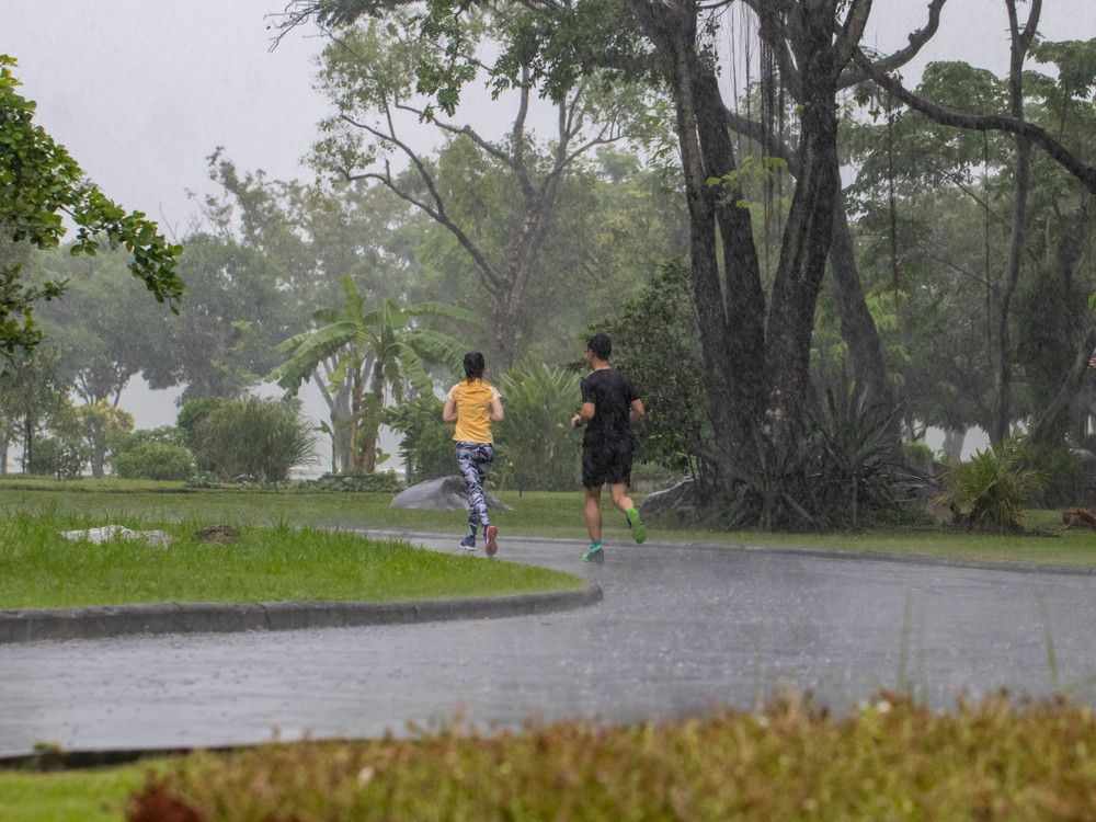 Ingin Olahraga saat Hujan? Ini Manfaat dan Bahayanya!