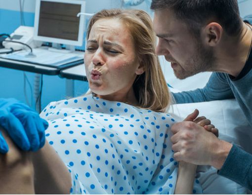 Melahirkan dengan Bantuan Bidan dan Dokter Kandungan, Ini Bedanya