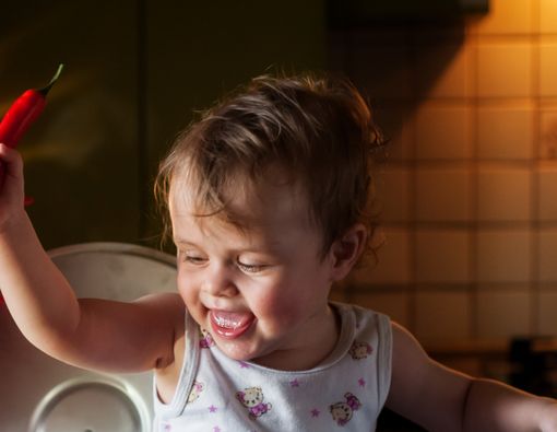 Balita Suka Makanan Pedas, Amankah bagi Pencernaannya?