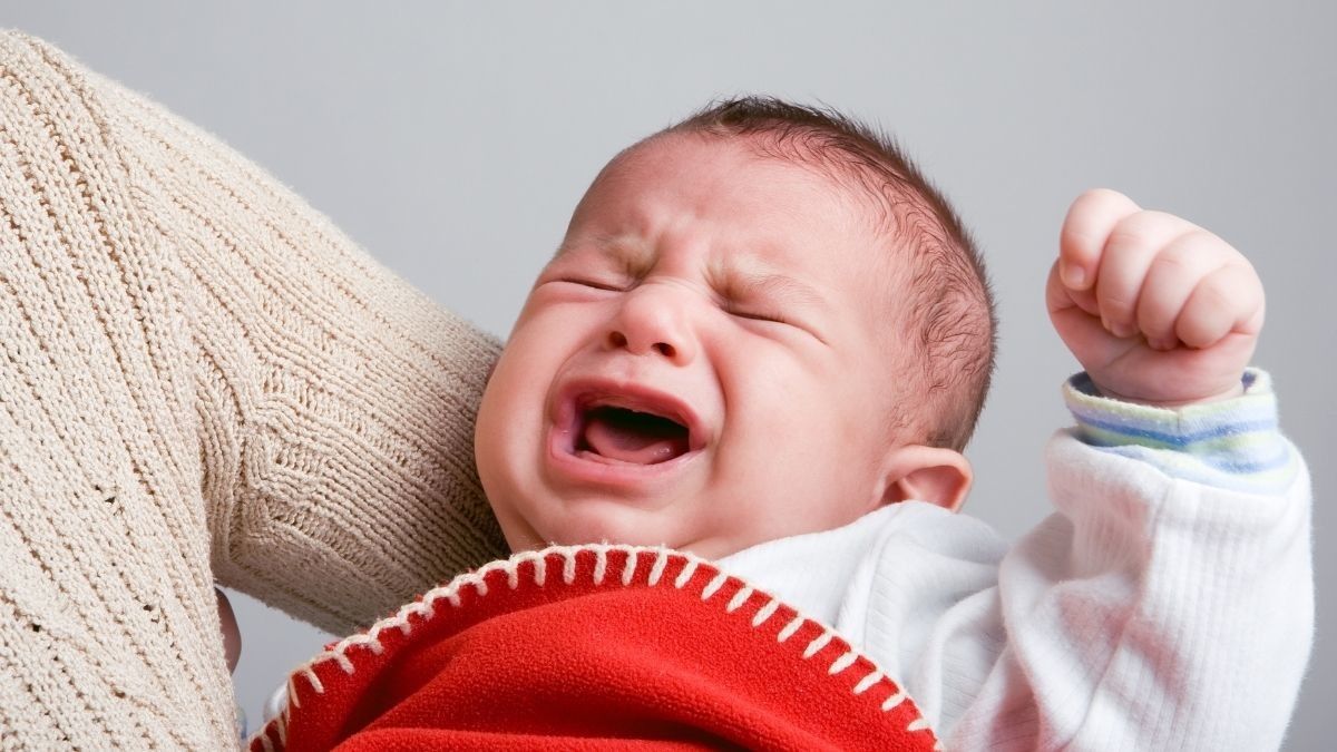 Berbagai Penyebab Bayi Menangis Saat Minum ASI