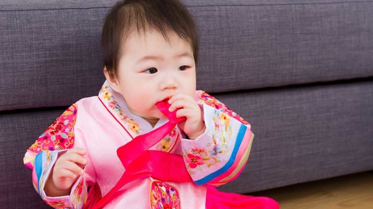 Anak Suka Gigit-Gigit Baju? Ini Cara Mengatasinya